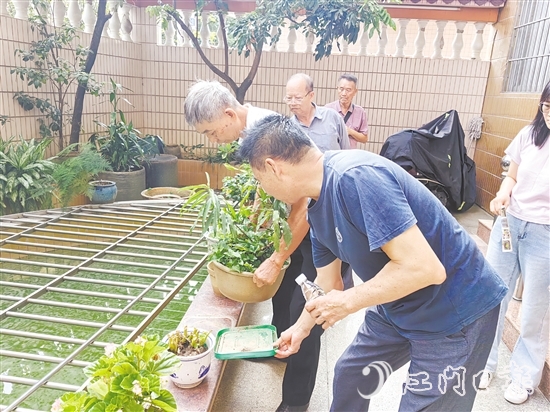 石鶴利社區(qū)居民積極協(xié)助社區(qū)清理積水。