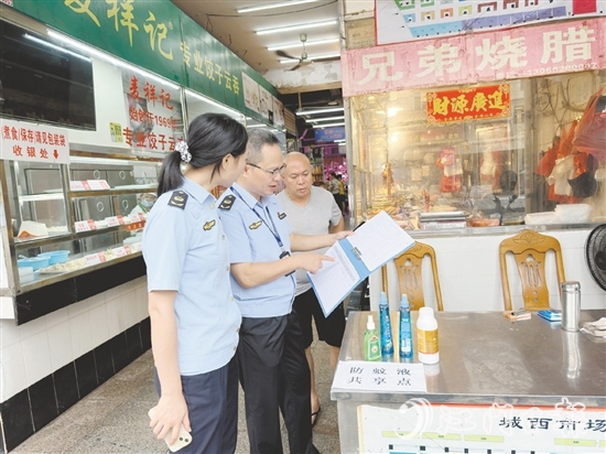 市場監(jiān)管人員到農(nóng)貿(mào)市場檢查消殺臺賬。