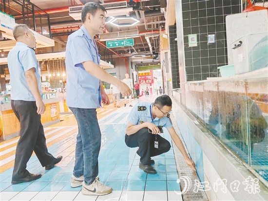 市場監(jiān)管人員到農(nóng)貿(mào)市場開展疫情防控全覆蓋督導(dǎo)檢查。