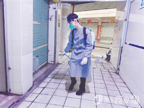 農(nóng)貿(mào)市場積極做好消殺工作，切斷蚊媒傳染病傳播鏈條。