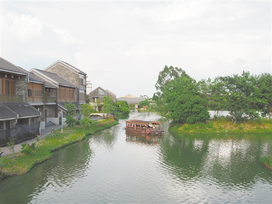 游客乘船游覽古勞水鄉(xiāng)。