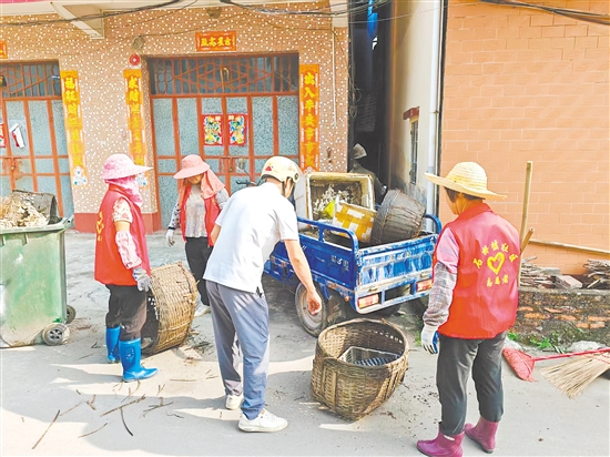 開平龍勝鎮(zhèn)黨員群眾志愿服務(wù)隊開展“兩清一滅”大行動，黨員干部帶著群眾干。