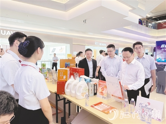 我市金融機構在活動現(xiàn)場設置金融知識宣傳攤位。