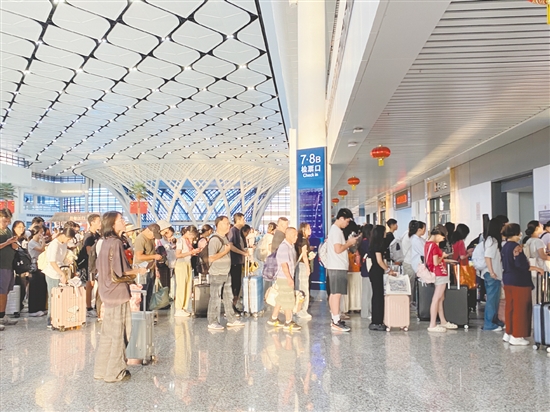 國(guó)慶中秋假期，江門站客流持續(xù)保持高位。