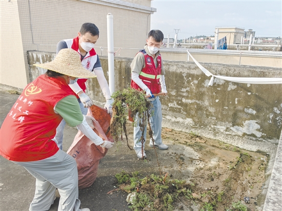 廣大黨員干部當(dāng)先鋒，圖為鶴山市桃源鎮(zhèn)黨員干部正在清理天臺(tái)垃圾。