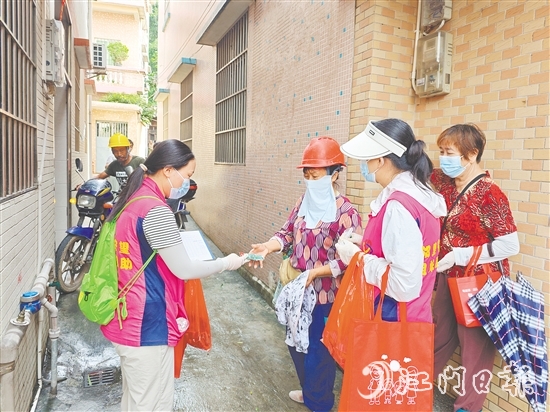 巾幗志愿者宣傳防蚊知識，發(fā)放滅蚊用品。