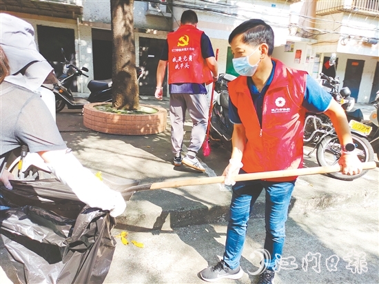 僑界志愿者下沉社區(qū)開展滅蚊防蚊專項行動。