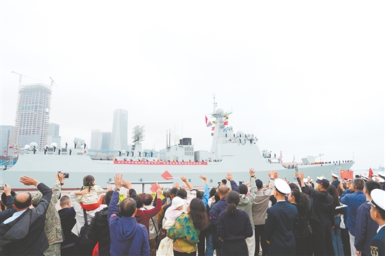 10月11日，中國(guó)海軍第48批護(hù)航編隊(duì)從山東青島某軍港解纜起航。這是儀式現(xiàn)場(chǎng)。新華社發(fā)