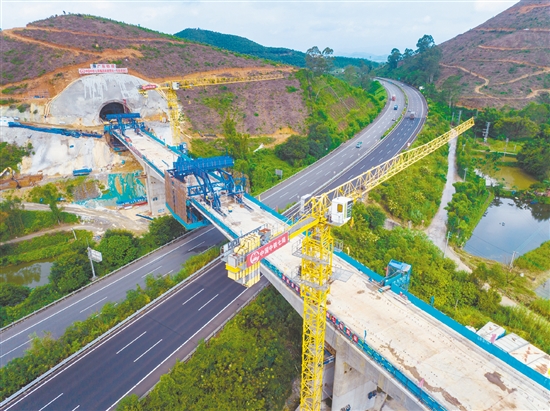 本次合龍的跨G94高速公路大橋總長(zhǎng)314.5米，采用鋼管柱支架法現(xiàn)澆施工，實(shí)現(xiàn)了安全高效施工與保障公路暢通的雙重目標(biāo)。