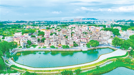 鶴山市龍口鎮(zhèn)霄南村因民俗文化和民族團結(jié)交融而聞名，成為海內(nèi)外游客的“打卡勝地”。