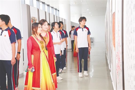 各民族青少年在五邑大學(xué)參觀書畫作品展。