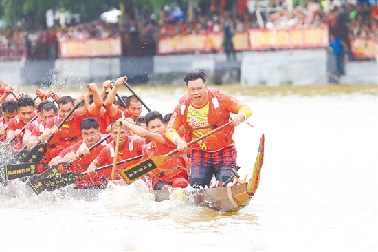 廖長亮（最前者）參加廣東省第五屆傳統(tǒng)龍舟錦標(biāo)賽。