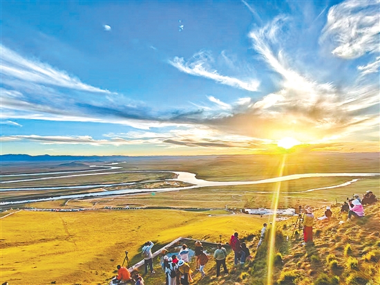 當(dāng)下正是賞秋游的好時(shí)節(jié)。圖為四川黃河九曲第一灣秋景。