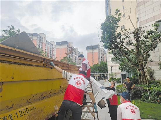 開平文聯(lián)志愿者下沉社區(qū)，協(xié)助清理垃圾，消除蚊蟲孳生地。