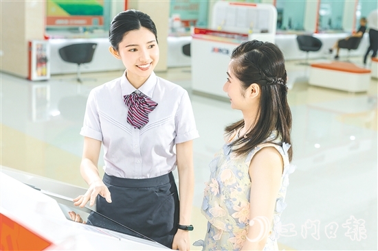 江門農(nóng)商銀行不斷提升服務(wù)水平，為地方經(jīng)濟(jì)發(fā)展提供強(qiáng)有力的金融保障。