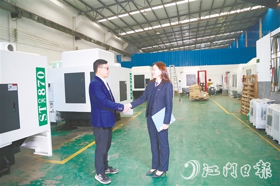 江門農(nóng)商銀行持續(xù)加大信貸支持力度，助力企業(yè)發(fā)展壯大。