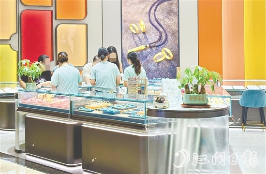 受金價(jià)上漲影響，國(guó)內(nèi)金飾克價(jià)繼續(xù)上調(diào)。