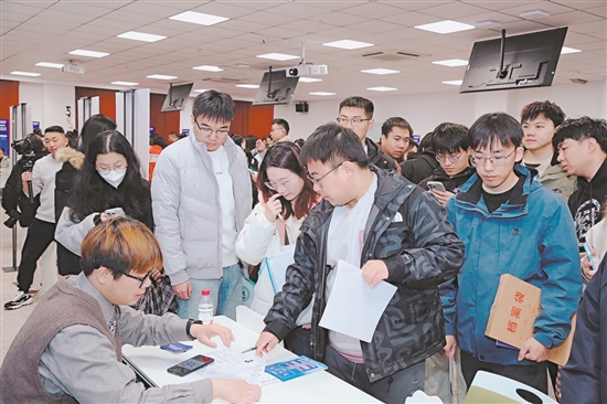 海目星、嘉士利、長優(yōu)實業(yè)等江門優(yōu)質企業(yè)獲青睞，招聘展位吸引了不少學子前來投遞簡歷。