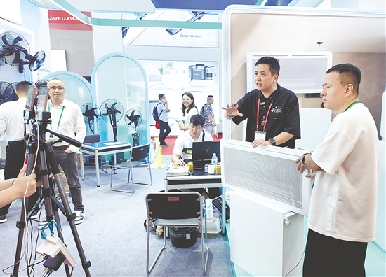 廣交會(huì)上，蓬江企業(yè)小崧科技直播帶貨。