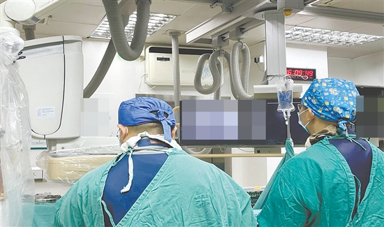 醫(yī)生在進(jìn)行手術(shù)。