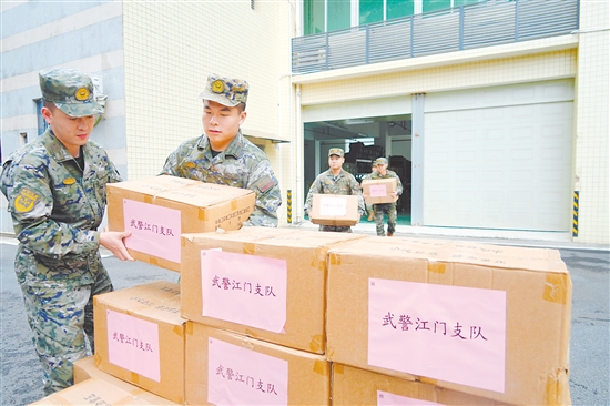 武警江門支隊(duì)官兵搬運(yùn)防疫捐贈物資。