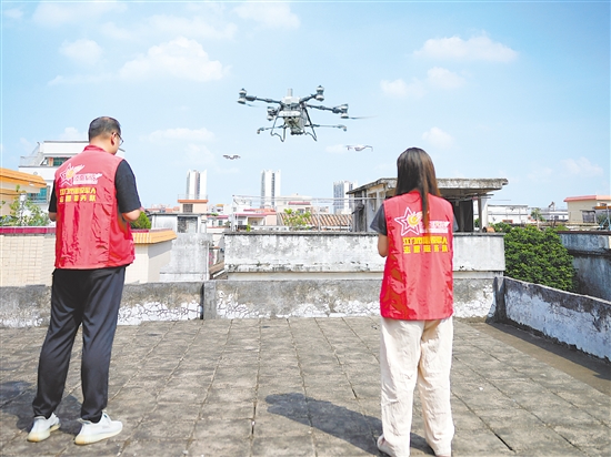 僑都星火無人機(jī)分隊(duì)開展空中立體巡查和消殺。