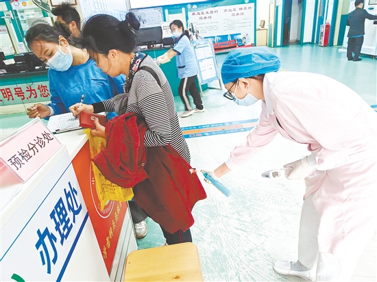 醫(yī)護人員為群眾做好驅蚊準備。