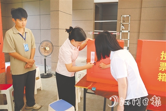 公證員拆封投票箱。