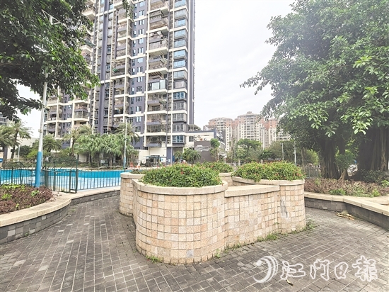 柏麗郡小區(qū)開展綠化景觀改造行動(dòng)，打造簡約、整潔、舒適的居住環(huán)境。