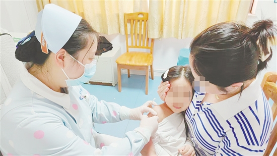 醫(yī)護(hù)人員為孩子接種流感疫苗。