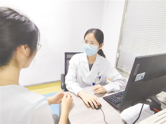 醫(yī)生為來(lái)訪者提供睡眠建議。