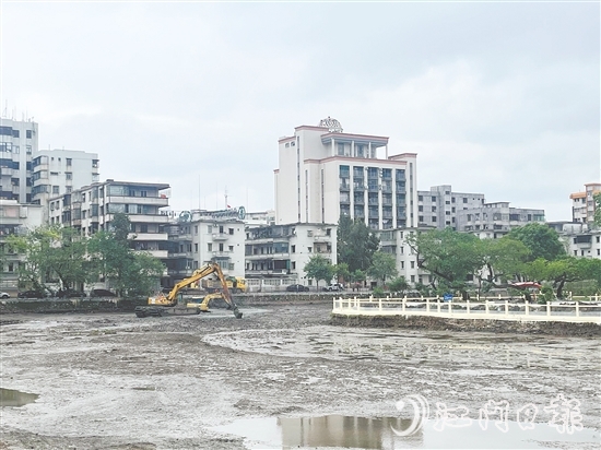 目前，臺(tái)城人工湖的清淤工程正在有序展開。