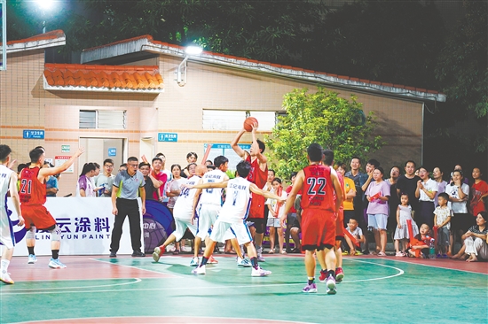 外海街道運動場上，“村BA”賽事精彩紛呈。何榕