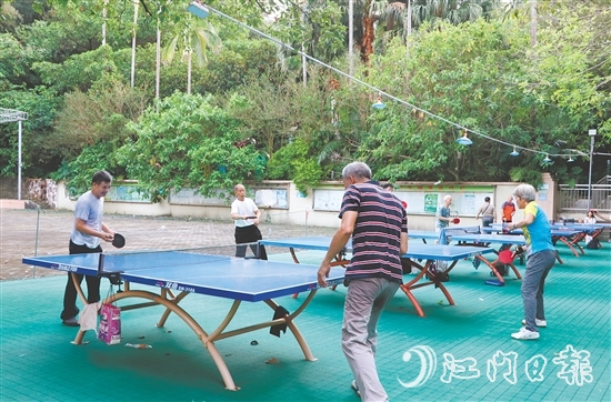 市民在小區(qū)乒乓球場(chǎng)切磋球藝。