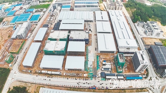 總投資40億元的廣東友誼新材料科技有限公司BOPP薄膜及特種膠帶生產(chǎn)項目在不到一年的時間里建成部分生產(chǎn)線并試生產(chǎn)。