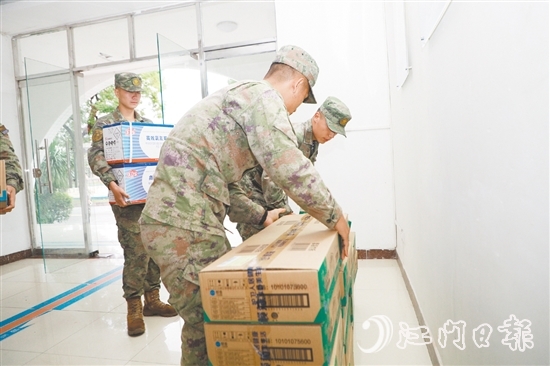 武警江門支隊(duì)官兵搬運(yùn)防疫捐贈(zèng)物資。