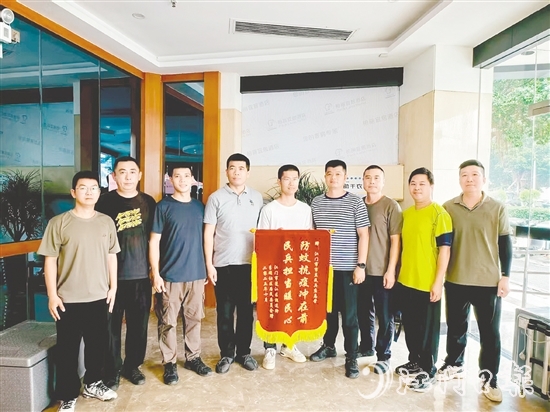 市直民兵應(yīng)急營獲贈錦旗。