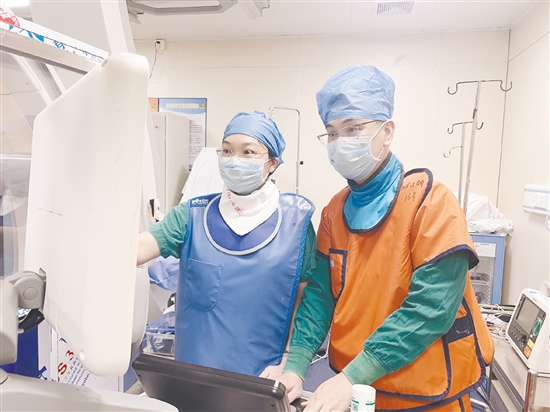 超聲科團隊術(shù)中進行食道超聲引導。