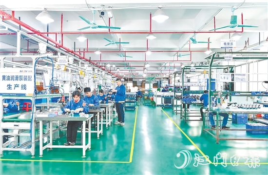 恩平市智能裝備行業(yè)協(xié)會3家會員單位成為專精特新“小巨人”企業(yè)。圖為寶騰智能潤滑技術(shù)（東莞）有限公司的生產(chǎn)車間。