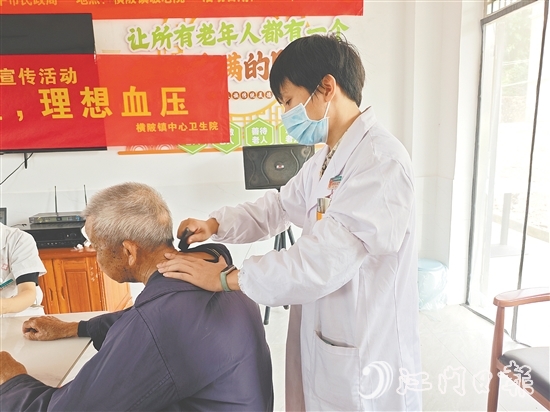 義診活動中，橫陂鎮(zhèn)中心衛(wèi)生院的專家團隊為長者提供血壓測量、把脈問診服務。