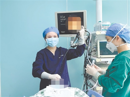 出現(xiàn)持續(xù)咳嗽，應(yīng)到醫(yī)院?jiǎn)栐\，必要時(shí)進(jìn)行專業(yè)檢查。