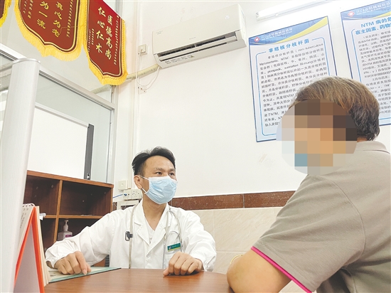 醫(yī)生向患者了解情況。