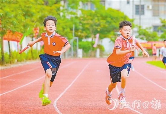 “全運(yùn)會(huì)之風(fēng)”吹進(jìn)了校園。禮樂(lè)中心小學(xué)舉辦田徑運(yùn)動(dòng)會(huì)。