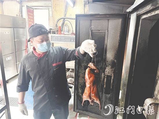 剛出爐的燒鵝香飄四溢。