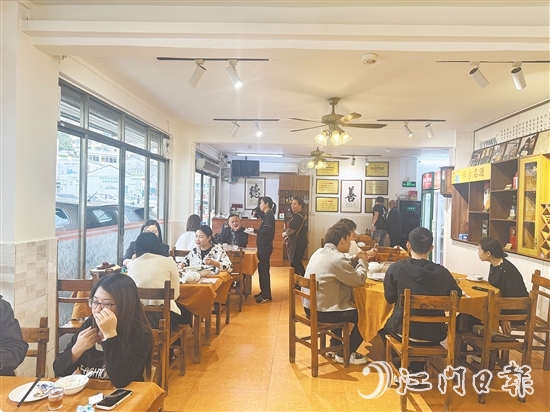 午飯時(shí)間，名遠(yuǎn)恩平菜館座無(wú)虛席。