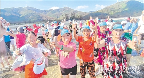 “熊貓專列”帶著全國(guó)200多名游客來(lái)到臺(tái)山感受濱海的快樂(lè)。