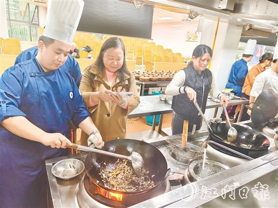 學(xué)員們跟著專業(yè)廚師學(xué)習(xí)制作黃鱔飯。