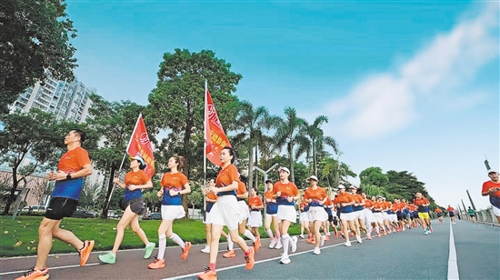 區(qū)跑步運動協(xié)會跑友每天晨跑，在晨光中感受城市的魅力。