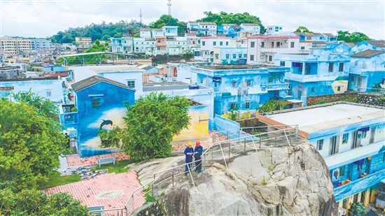 臺(tái)山供電局深入鯤鵬村，做好電力服務(wù)。