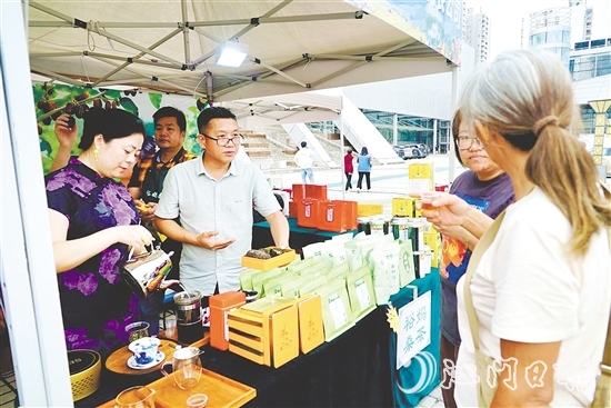 鶴山特色農(nóng)產(chǎn)品吸引市民游客關(guān)注。